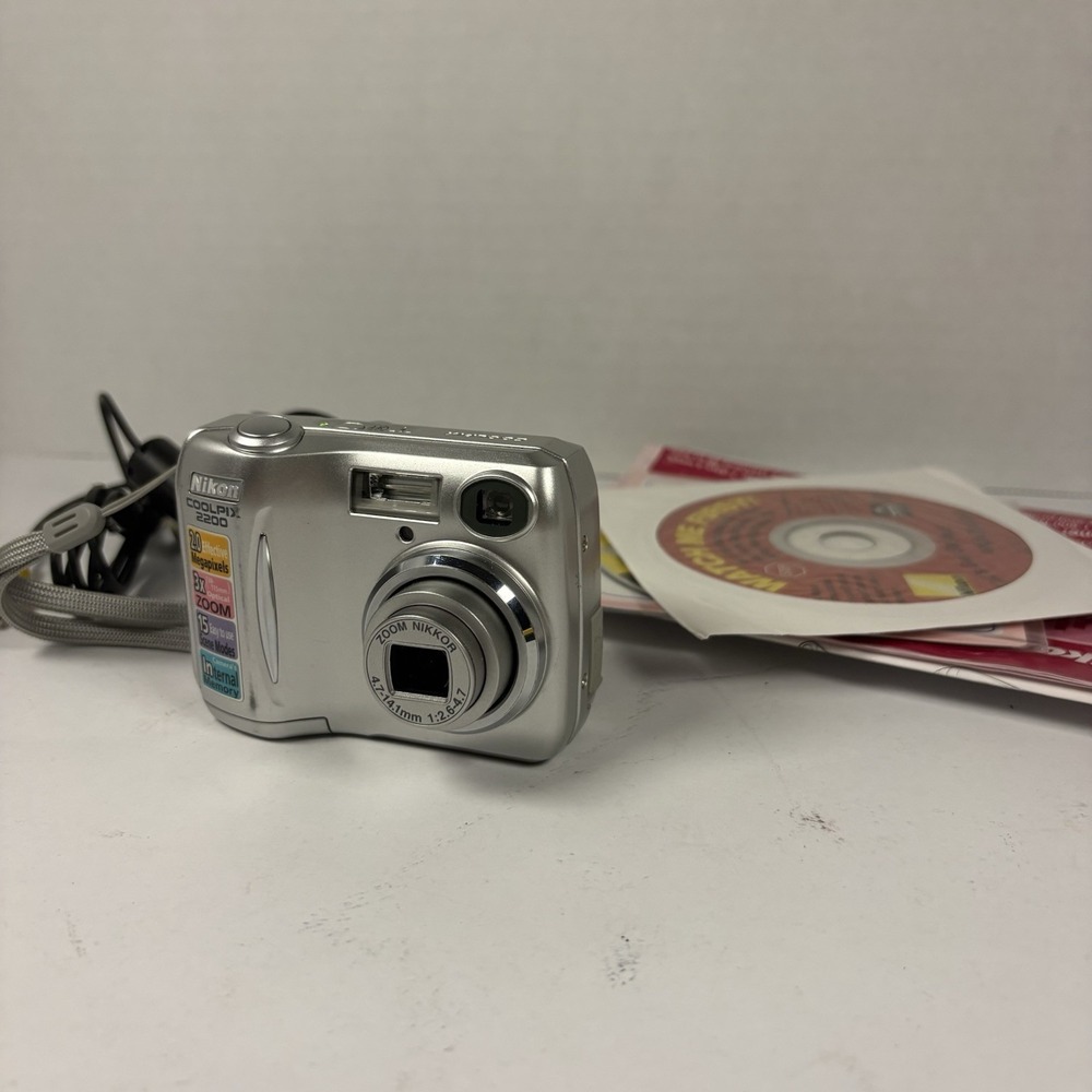 Nikon CoolPix E2200 3.2MP Compact Digital Camera Zoom Silver Works! Retro Vtg
